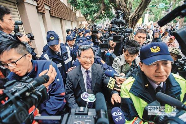 蔡当局三层警力隔绝抗议民众 遭酸：是要政变了吗？