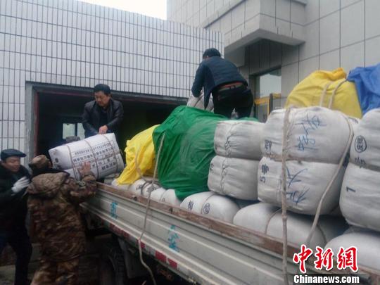 救援物资已抵达灾区。　徐承秀 摄