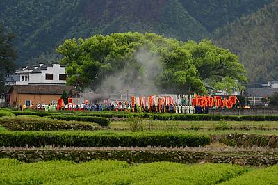 2014年4月13日，立春，浙江省遂昌县淤溪村的社区民众在春耕来临之际举行“班春劝农”仪式，以策励春耕。 李志强摄