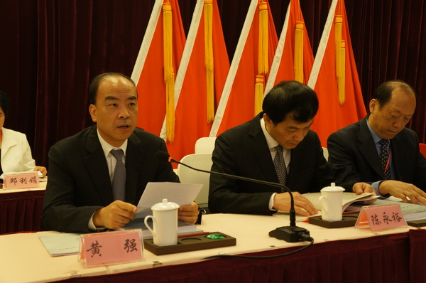 厦门市委常委、常务副市长黄强（左一）致辞。（记者 照宁摄）2