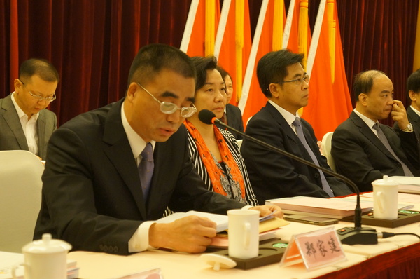 民进福建省委专职副主委郑家建（左一）讲话。（记者 照宁摄）3