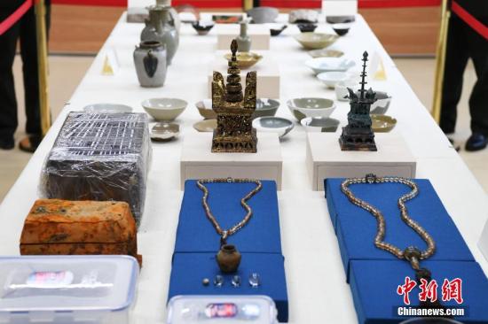 图为隆平寺塔地宫出土的部分文物进行集中展示。 中新社记者 张亨伟 摄