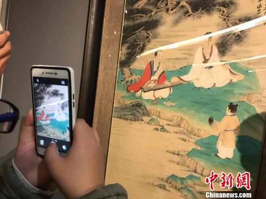 “向大师致敬——中国艺术大师精品展”10日在山西省太原美术馆开展，仅三天的展览时间吸引了众多民众围观。展览汇集了齐白石、黄宾虹、徐悲鸿、张大千、傅抱石、刘海粟等中国二十世纪杰出艺术大师的真迹，这在中国美术展览史上并不多见。　胡健　摄
