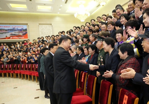 习近平刘云山等会见第一届全国文明家庭代表