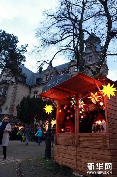 12月11日，人们游览德国法兰克福古代雕塑博物馆开设的圣诞市场。