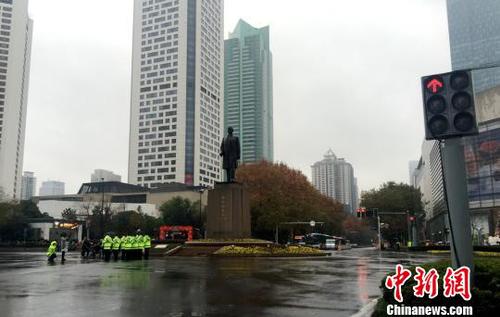 新街口是南京的市中心，现场所有交通信号灯都已变成红灯，往日熙攘热闹的新街口变得静止。车辆缓缓停住，司机自发按响喇叭，主动的鸣笛志哀1分钟；行色匆匆的路人也停下脚步在寒风中低头默哀。　盛捷 摄