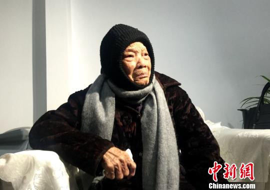 陈莲村在接受采访时，几度哽咽，不停地擦拭眼角。　盛捷 摄