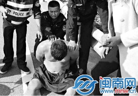 晋江一裸男袭击人和车 长跑跳湖上高速折腾3个多小时