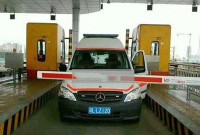 救护车因过路费被拦