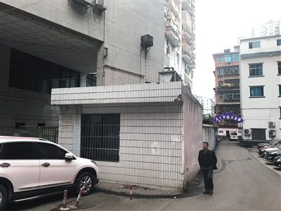 　12月13日，被杀的安某所在派出所，与乐贵建单位一墙之隔。