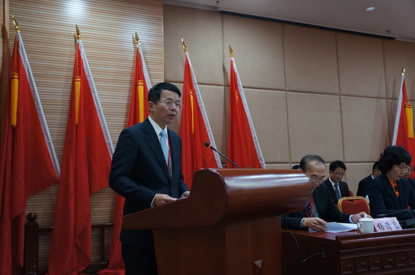 大会主席团主席、民建厦门市委主委黄世忠作工作报告。（记者 照宁摄）4