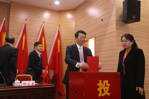 大会通过无记名投票等额选举方式，产生新一届民建厦门市委员会委员39人。（记者 照宁摄）5