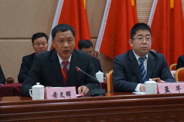 厦门市委常委、市委秘书长黄文辉（左）致辞。（记者 照宁摄）3