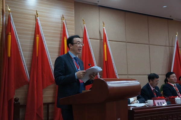 大会主席团主席、农工党厦门市委主委王焱作工作报告。（记者 照宁摄）4