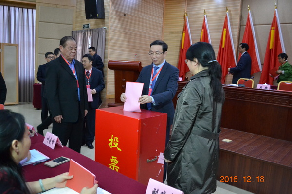 大会最终通过无记名投票等额选举方式产生新一届农工党厦门市委员会委员 39 人。5