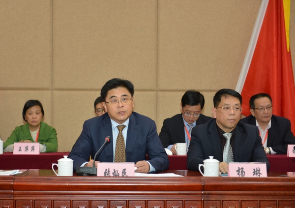 闭幕式上，厦门市委常委、厦门市委统战部部长张灿民（左）讲话。6