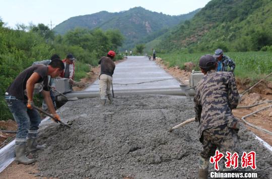 交通扶贫：发挥行业优势带领村民走上“致富路”