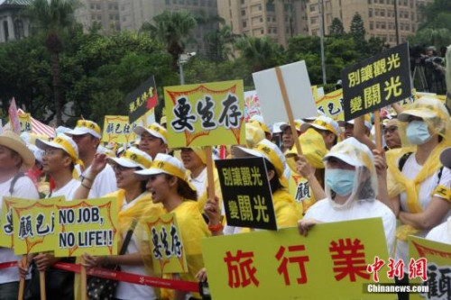 9月12日，由台湾观光旅游界自发组成的“百万观光产业自救会”，发动逾万人在台北冒雨游行，诉求“要生存、有工作，能温饱”。这是以客为尊、与人为善的台湾观光业界史上首次大规模走上街头。<a target='_blank' href='http://www.chinanews.com/'>中新社</a>记者 黄少华 摄