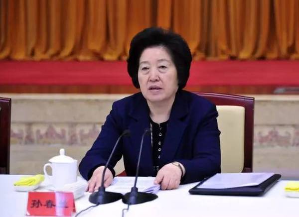 12月19日，受中共中央委托，中共中央政治局委员、中央统战部部长孙春兰向党外人士通报中央经济工作会议精神。