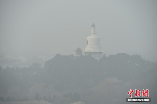 12月20日，北京大雾、霾预警双发，局地能见度不足50米，整个京城仿佛置身于“仙境”，分不清雾和霾。<a target='_blank' href='http://www.chinanews.com/' >中新网</a>记者 金硕 摄