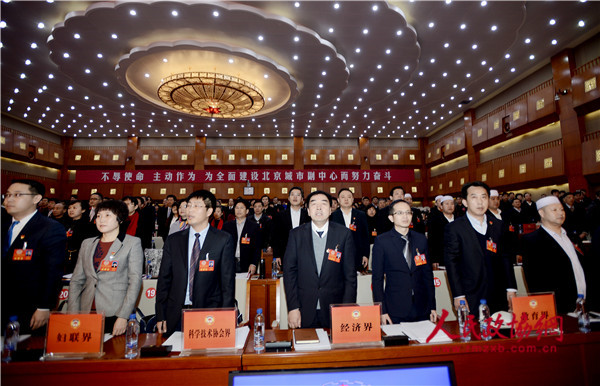13.jpg开幕式上共唱国歌