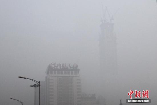 12月20日，北京CBD高楼在雾霾笼罩下若隐若现。<a target='_blank' href='http://www.chinanews.com/'>中新社</a>记者 富田 摄