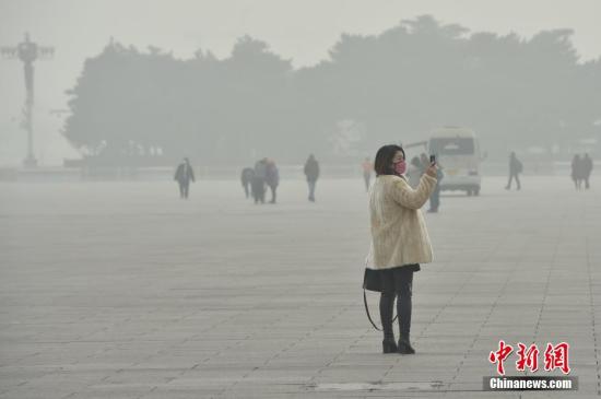 资料图：12月20日，北京大雾、霾预警双发，局地能见度不足50米。<a target='_blank' href='http://www.chinanews.com/' >中新网</a>记者 金硕 摄