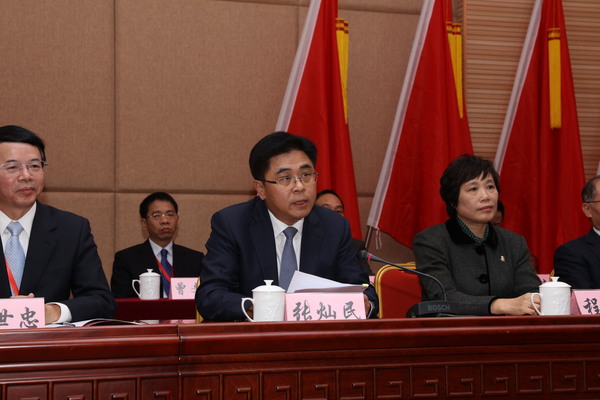 闭幕式上，厦门市委常委、市委统战部部长张灿民（中）讲话。（记者 照宁摄）6