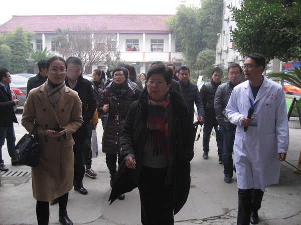 一、国家卫生计生委宣传司巡视员王华宁（中）、健康促进处主任科员姜玉冰（左一）深入西乡县人民医院进行健康促进调研。 人民政协网记者  张春莉  摄