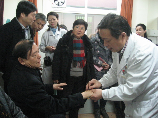 二、陕西省卫生计生委副主任陈昭（左）于调研现场亲身体验碑林区东关南街社区医院医生的针灸技艺。人民政协网记者  张春莉