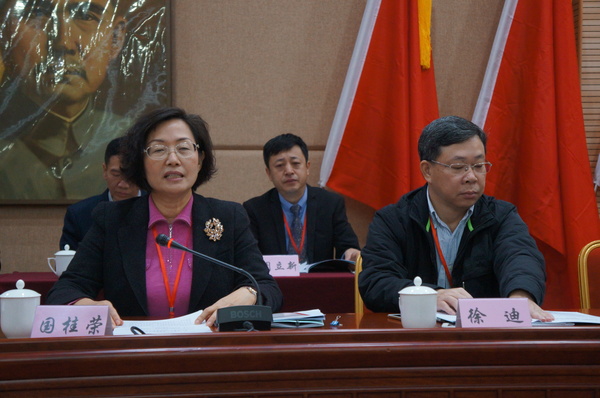 大会主席团主席、民革厦门市委主委国桂荣作工作报告。（记者 照宁摄）4
