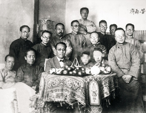 1929年苦雨斋新年聚会合影，此为民国报刊上发布的“标准版”。