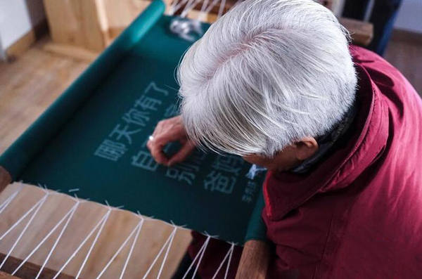 白发绣家书唤子女回家3