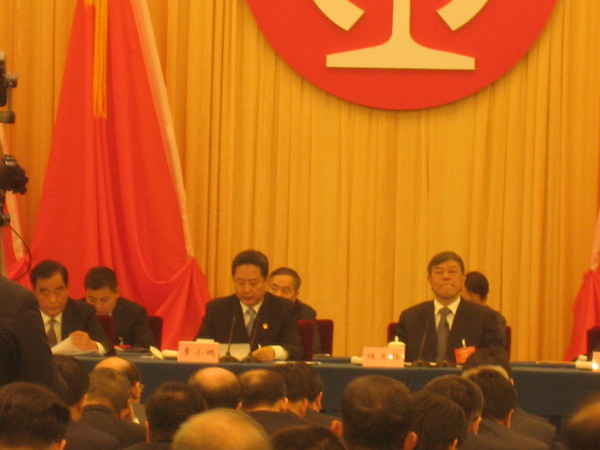 交通运输部部长李小鹏（中）出席2017年1月3日中国铁路总公司召开的全路工作会议并发表热情洋溢的致辞。右一为中国铁路总公司党组书记、总经理陆东福。人民政协网记者 张春莉 摄影