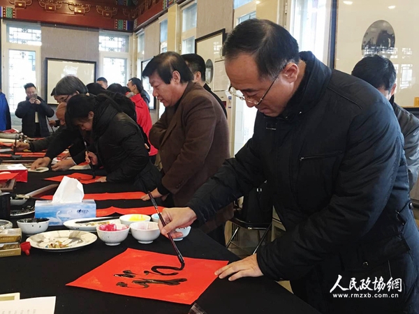 书法展现场，艺术家们挥毫为军营书写春联。_副本