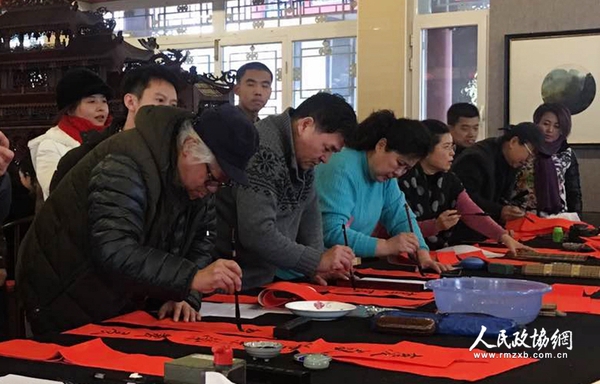 书法展现场，艺术家们挥毫为军营书写春联。1_副本
