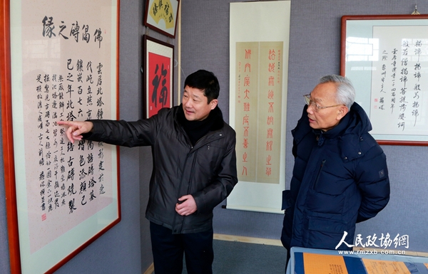 图为中青年书法家苏城和全国政协委员赵学敏在展览现场观看作品。_副本