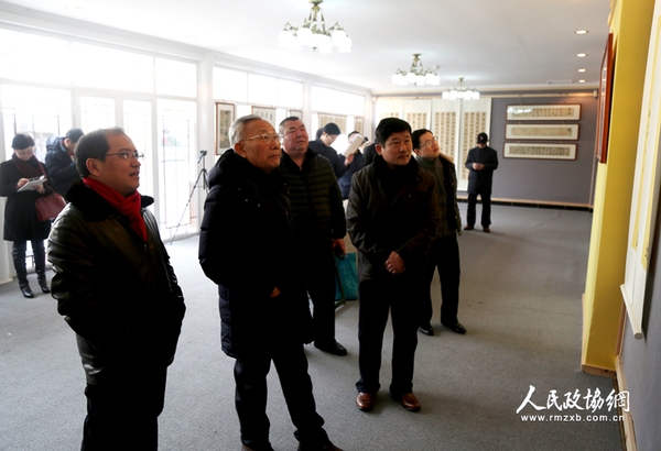 中青年书法家郭志鸿听取参加展览的来宾一些好的建议。_副本