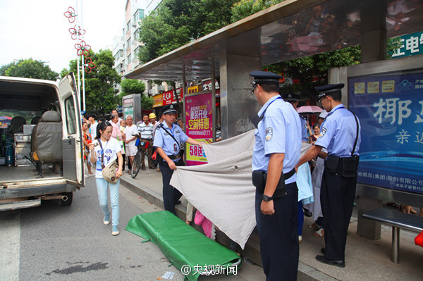 孕妇公交站台临产 民警搭简易手术台接生