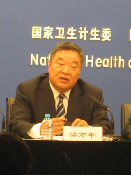 一、国务院医改办专职副主任 、国家卫生计生委体改司司长梁万年于9日新闻发布会上表示：“推行‘两票制’，   降低药品虚高价格”。　人民政协网记者  张春莉  摄