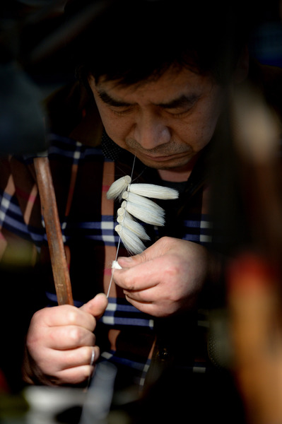 一位师傅在进行捆头工序的制作。