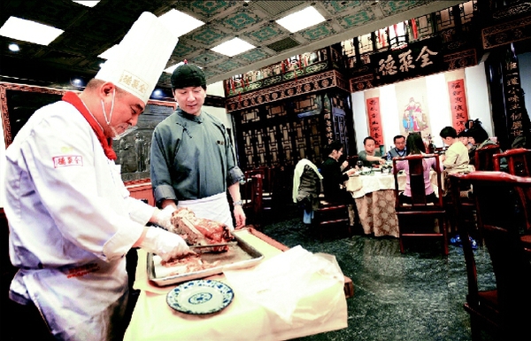 全聚德北京前门店内生意兴隆，宾客满堂。