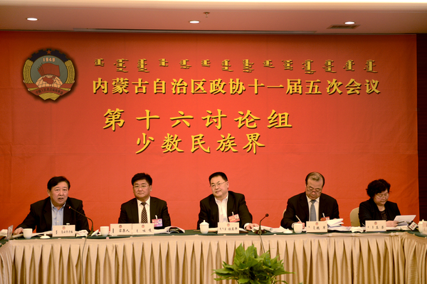 政协内蒙古自治区政协主席任亚平参加少数民族界委员们的小组讨论，听取委员们在一起讨论农牧民脱贫问题9