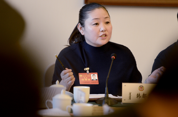 少数民族委员韩都苏荣在提出农村牧民养殖户的扶贫问题