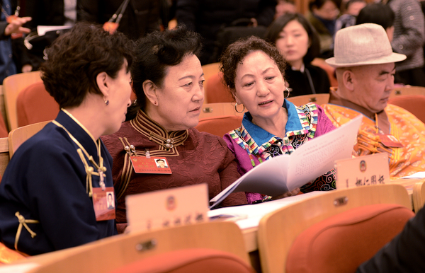 少数民族委员们在一起讨论报告