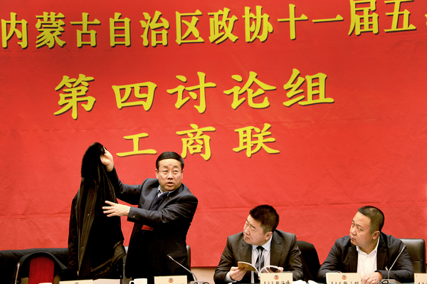 赵永亮在工商联小组会上说“我身上穿的棉衣，就是用我们养殖的獭兔的皮毛原料深加工制作出来。在原材料价格上翻了几番，保证了养殖农户利益，也让企业得到了很好的收益。”