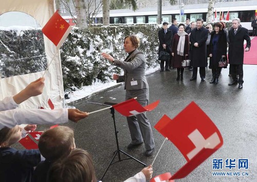 这是习近平和夫人彭丽媛在伯尔尼克尔萨茨火车站观看瑞士童声合唱团表演。 新华社记者 兰红光 摄