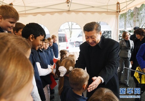 这是习近平在伯尔尼克尔萨茨火车站观看瑞士童声合唱团表演后，与合唱团的小演员交流。 新华社记者 饶爱民 摄
