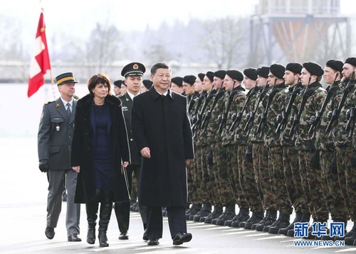 1月15日，国家主席习近平乘专机抵达苏黎世，开始对瑞士联邦进行国事访问。 这是习近平在瑞士联邦主席洛伊特哈德陪同下检阅仪仗队。新华社记者 兰红光 摄