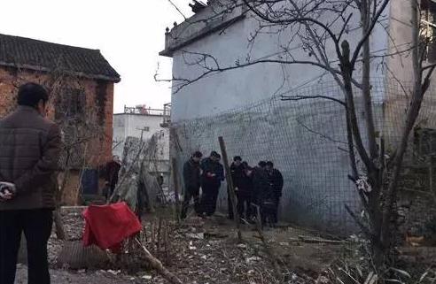 警方开枪示警子弹反弹5